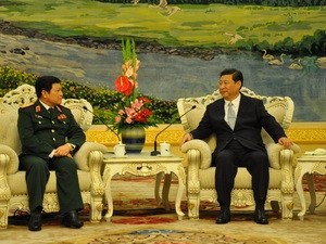 Trung tướng Ngô Xuân Lịch và Phó Chủ tịch Trung Quốc Tập Cận Bình. (Ảnh: Xuân Vịnh/TTXVN)